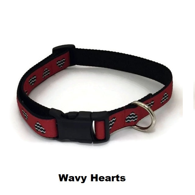 Halzband Dog Collar with Wavy Hearts Theme